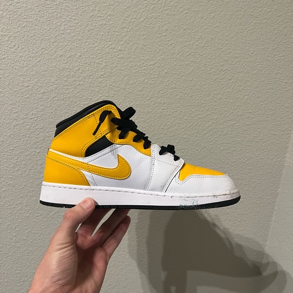 Yellow and white youth jordan 1 - Picture 3 of 7
